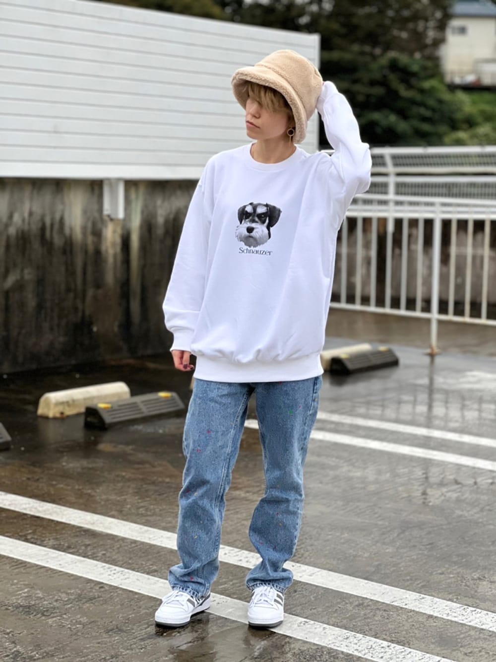 「だから秋服が好き、フレディアンドグロスター、FREDY&GLOSTER、gloster、スウェット、デニム、ボア、プリント、wearhalloween2021、バケットハット、白スニーカー、アニマル柄、アニマル」｜「GLOSTERの《犬猫シリーズ第3弾！》【GLOSTER/グロスター】DOG&CAT 犬猫プリント スウェット（スウェット、ホワイト系）」を使った、GLOSTER stylingさん（レディース・164cm）の秋コーディネートの1枚目の写真
