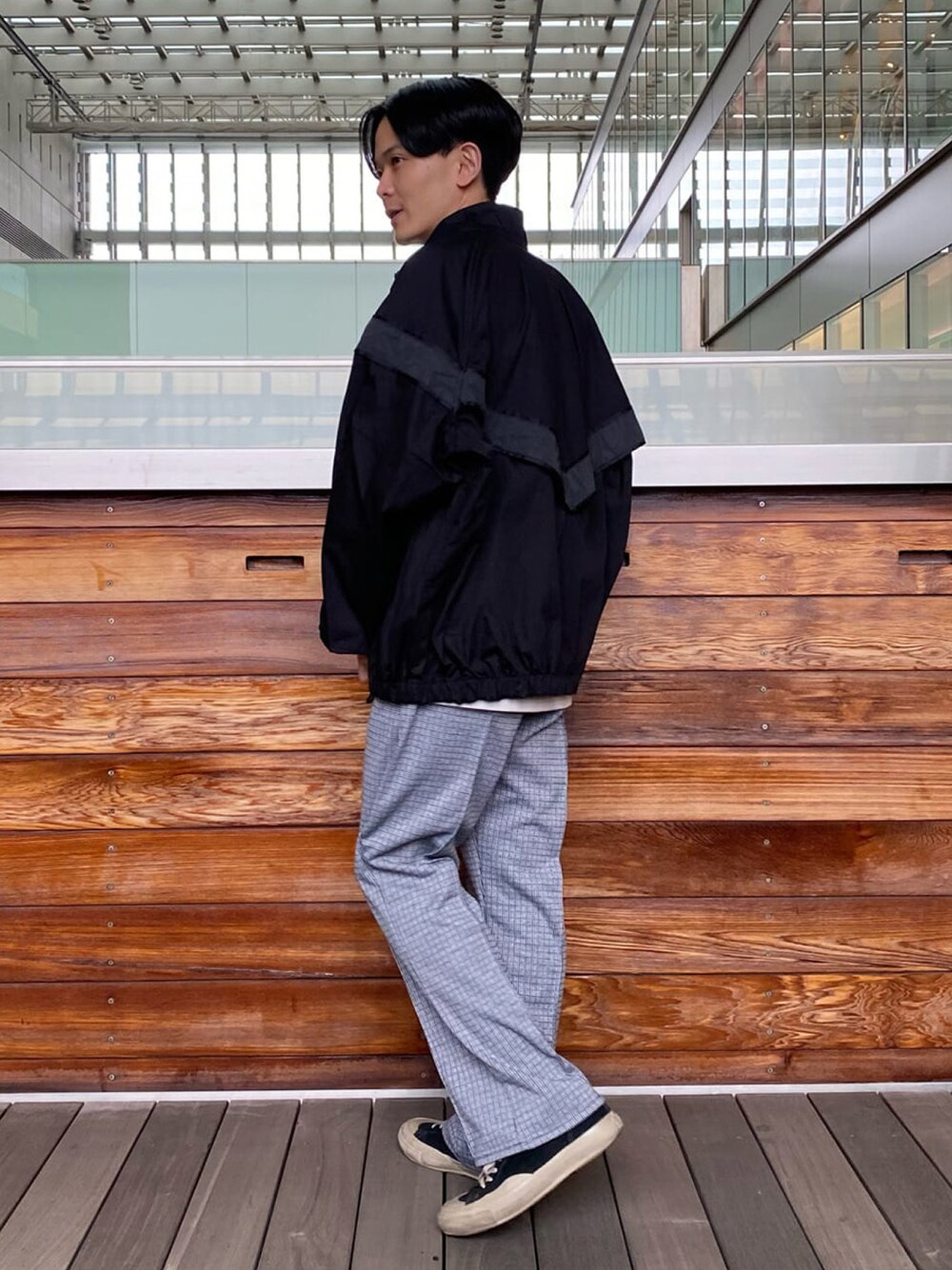 ブラック系のブルゾン、ホワイト系のTシャツ/カットソー、グレー系のその他パンツを着用したメンズの冬コーディネートの1枚目の写真