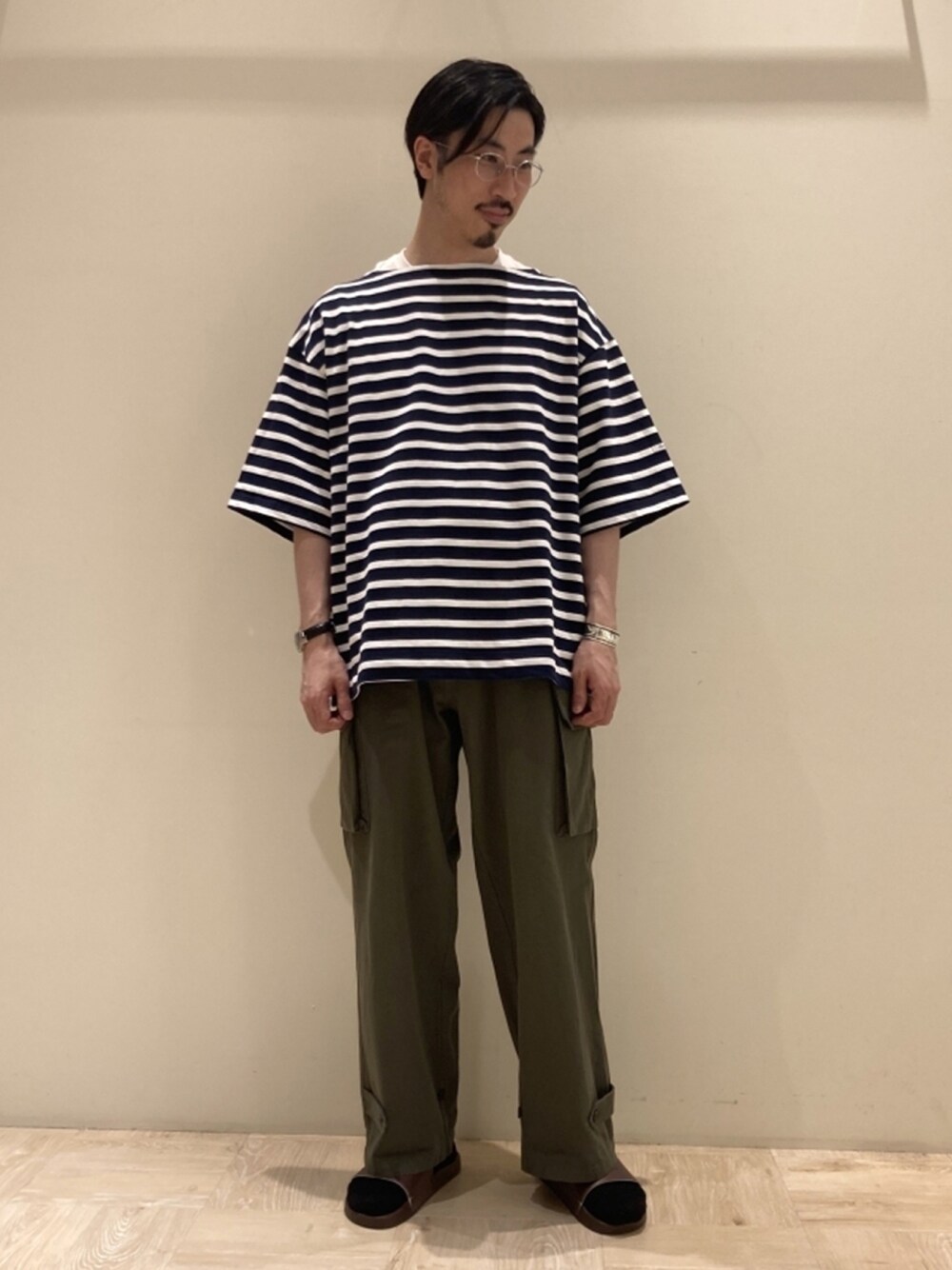 ブルー系のTシャツ/カットソー、グリーン系のその他パンツを着用したメンズの夏コーディネートの1枚目の写真