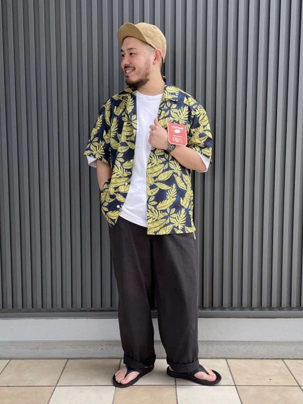 ホワイト系のTシャツ/カットソー、ブルー系のシャツ/ブラウスを着用したメンズの夏コーディネートの1枚目の写真