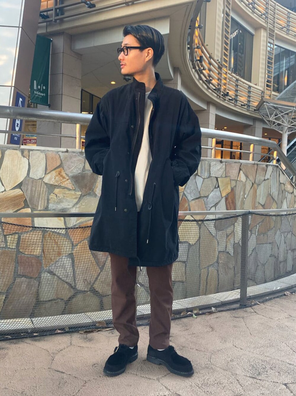 ブラック系のモッズコート、ホワイト系のTシャツ/カットソー、ブラウン系のその他パンツを着用したメンズの秋コーディネートの1枚目の写真