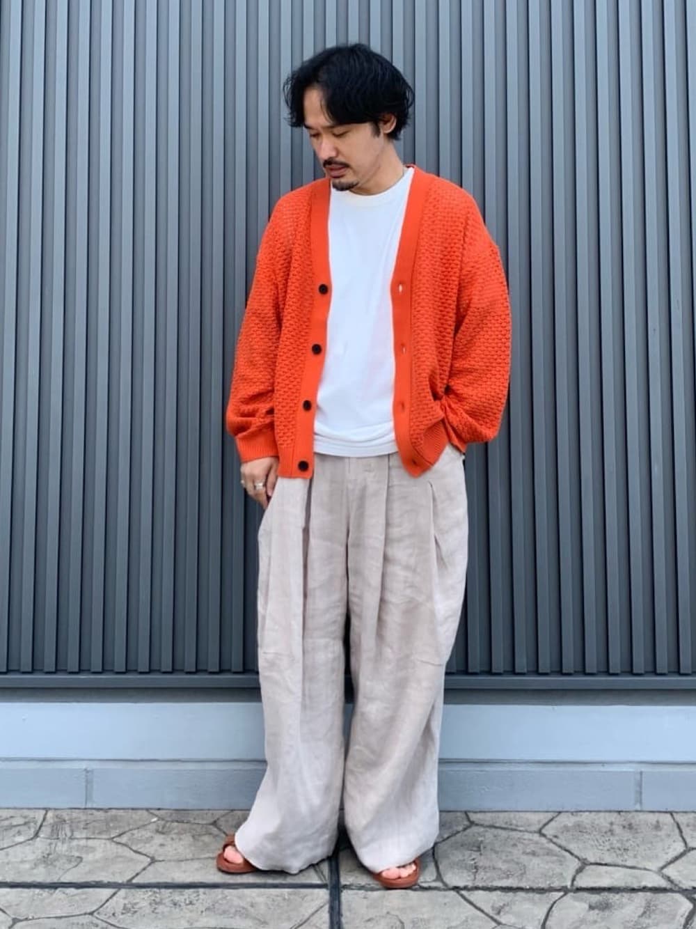 「ストリート、レイヤードスタイル、休日スタイル、FREDY&GLOSTER、シンプルコーデ、カジュアルコーデ、gloster、秋コーデ、フレディアンドグロスター、秋服準備はじめました」｜「GLOSTERの【GLOSTER/グロスター】クロシェライクカーディガン 透かし編みニット メッシュニット（カーディガン/ボレロ、オレンジ系）」を使った、GLOSTER stylingさん（メンズ・165cm）の夏コーディネートの1枚目の写真