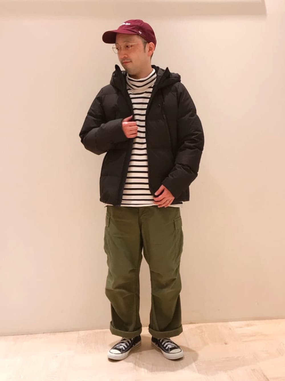 ブラック系のダウンジャケット/コート、ホワイト系のTシャツ/カットソーを着用したメンズの冬コーディネートの1枚目の写真