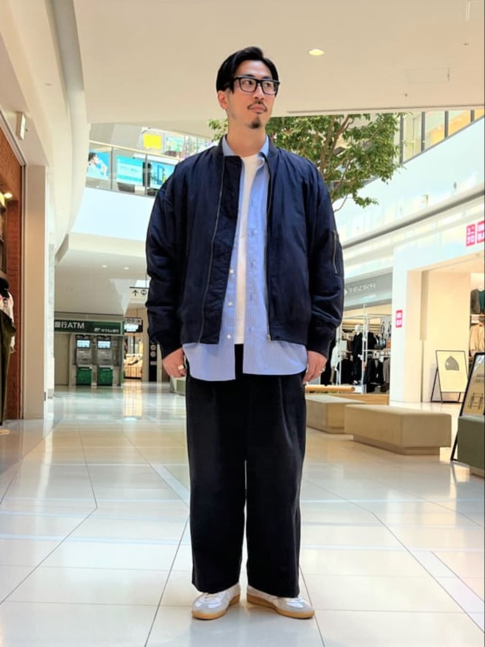 ブルー系のブルゾン、ブルー系のシャツ/ブラウスを着用したメンズの秋コーディネートの1枚目の写真