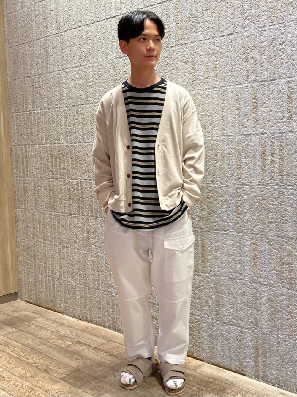 ホワイト系のカーディガン/ボレロ、ブラック系のTシャツ/カットソー、ホワイト系のカーゴパンツを着用したメンズの夏コーディネートの1枚目の写真