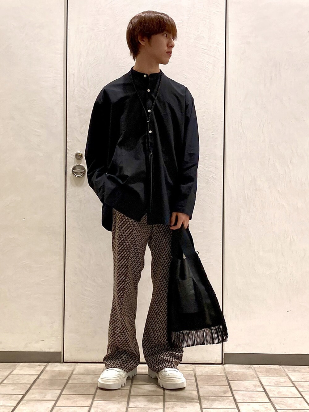 「フレディアンドグロスター、FREDY&GLOSTER、gloster、フレアパンツ、レザー、秋服準備はじめました、秋トレンド2021、ロングシャツ、柄パンツ、シャツスタイル、休日スタイル、レザーバッグ、フリンジ、フリンジバッグ」｜「GLOSTERの【GLOSTER/グロスター】オーガニックコットン スタンドカラーシャツ（シャツ/ブラウス、ブラック系）」を使った、GLOSTER stylingさん（メンズ・170cm）の秋コーディネートの1枚目の写真