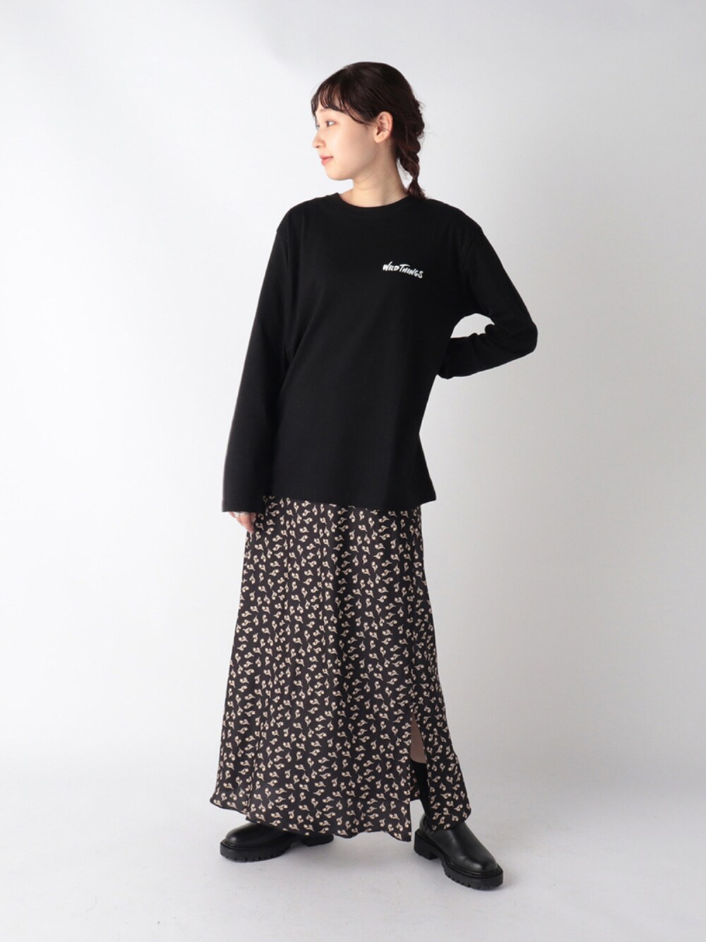 ブラック系のTシャツ/カットソー、ブラック系のスカートを着用したレディースの秋コーディネートの1枚目の写真