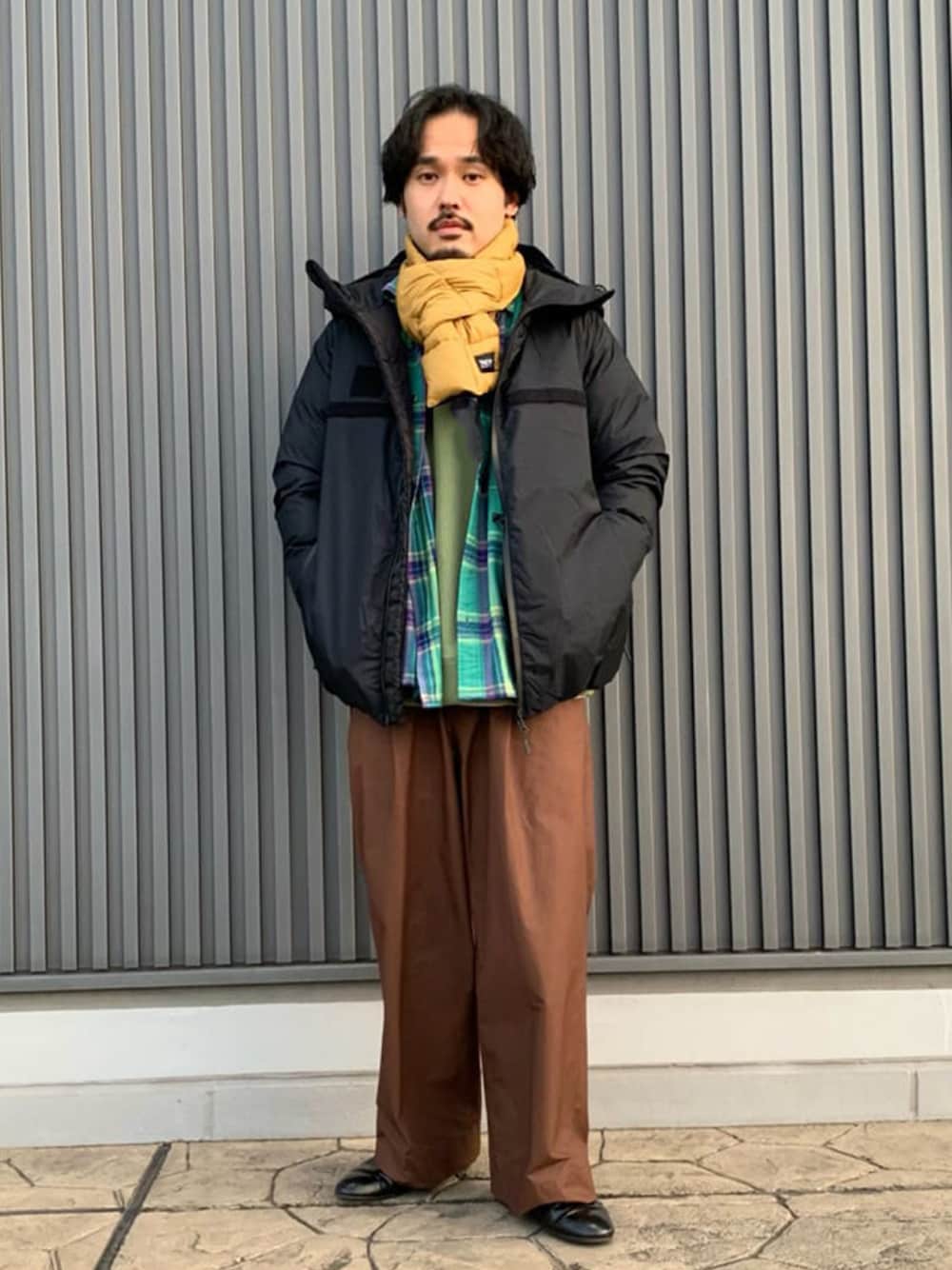 ブラック系のダウンジャケット/コート、グリーン系のスウェット、グリーン系のシャツ/ブラウスを着用したメンズの冬コーディネートの1枚目の写真