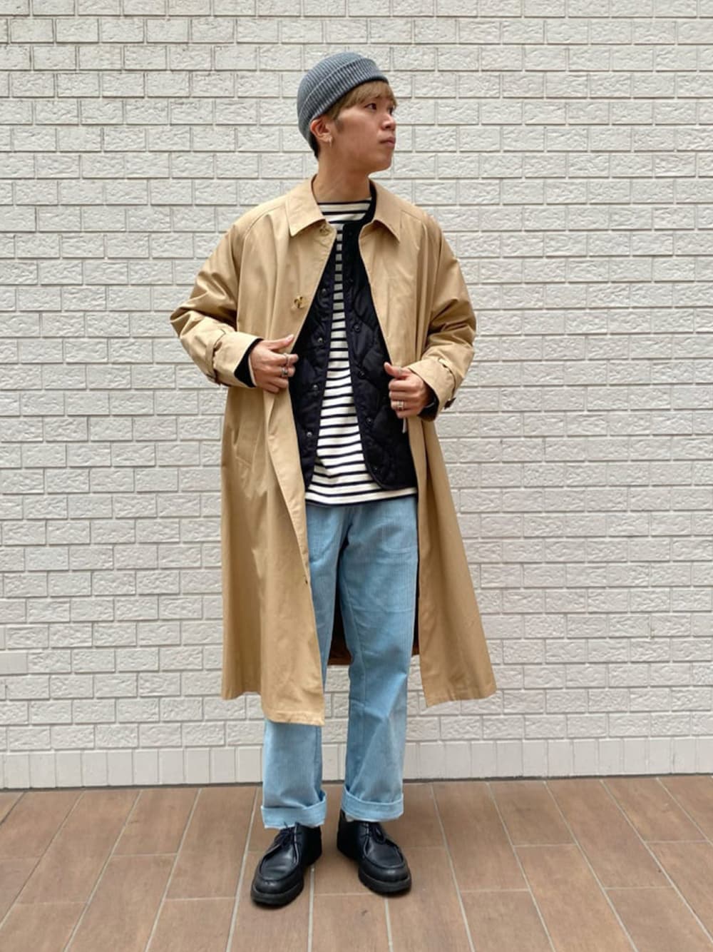 ベージュ系のステンカラーコート、ブルー系のその他パンツ、ホワイト系のTシャツ/カットソーを着用したメンズの秋コーディネートの1枚目の写真