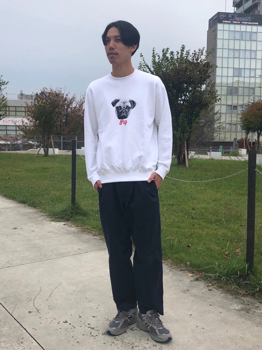 ホワイト系のスウェット、ブルー系のチノパンツを着用したメンズの秋コーディネートの1枚目の写真