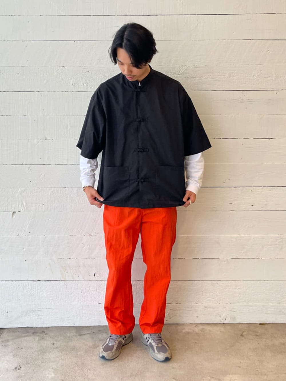 「ごきげんウィーク、カラー×コーデ、フレディアンドグロスター、FREDY&GLOSTER、gloster、チャイナシャツ、ロンT、白Tシャツ、春夏コーデ、夏コーデ、韓国ファッション、休日スタイル、レイヤードスタイル」｜「GLOSTERの【GLOSTER/グロスター】チャイナシャツ ショートスリーブ ストライプ/無地（シャツ/ブラウス、ブラック系）」を使った、GLOSTER stylingさん（メンズ・183cm）の春コーディネートの1枚目の写真