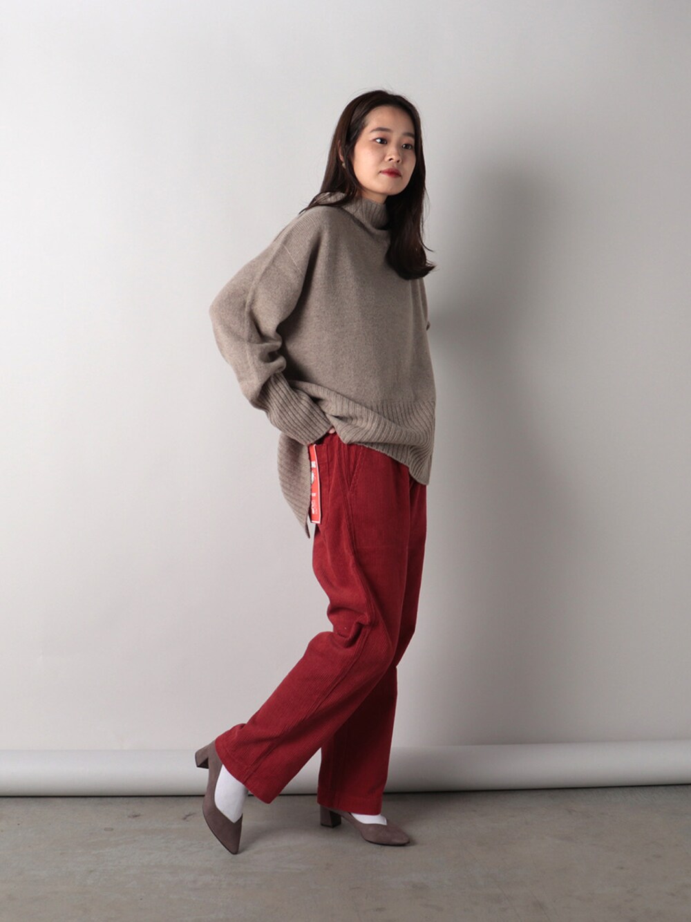 「フレディアンドグロスター、FREDY&GLOSTER、gloster、シェフパンツ、ベイカーパンツ、赤、秋コーデ、秋服準備はじめました、ゆるコーデ、コーデュロイ、コーデュロイパンツ、ニット、ハイネック、ハイネックニット、ベージュ」｜「FREDY MACの【FREDYMAC/フレディマック】ベイカーシェフパンツ コーデュロイ/フェイクレザー（その他パンツ、レッド系）」を使った、GLOSTER stylingさん（レディース・160cm）の秋コーディネートの1枚目の写真