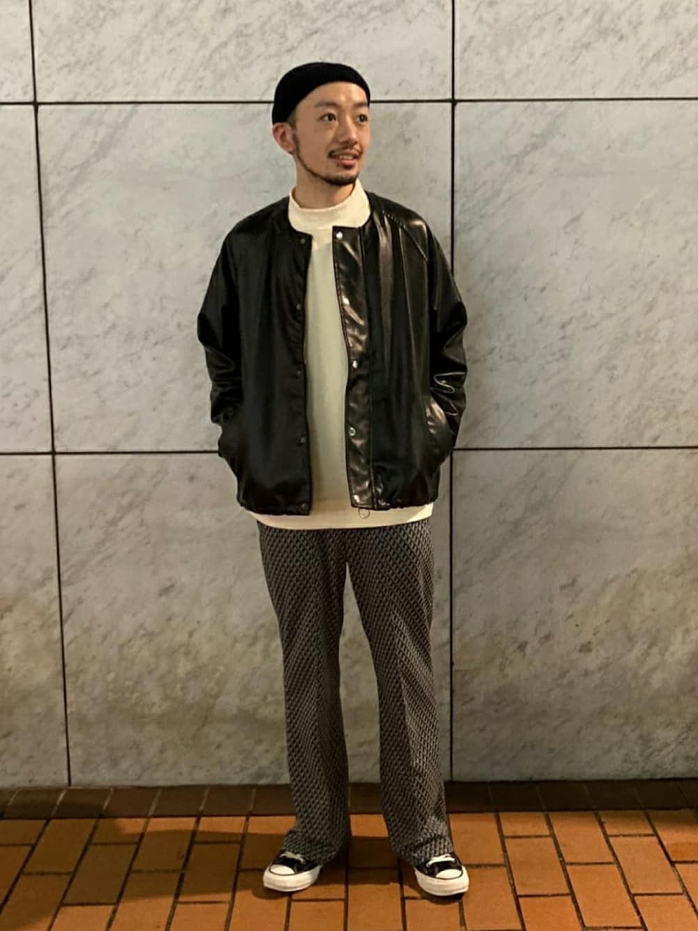 ホワイト系のTシャツ/カットソー、ブラック系のノーカラージャケット、グレー系のその他パンツを着用したメンズの秋コーディネートの1枚目の写真