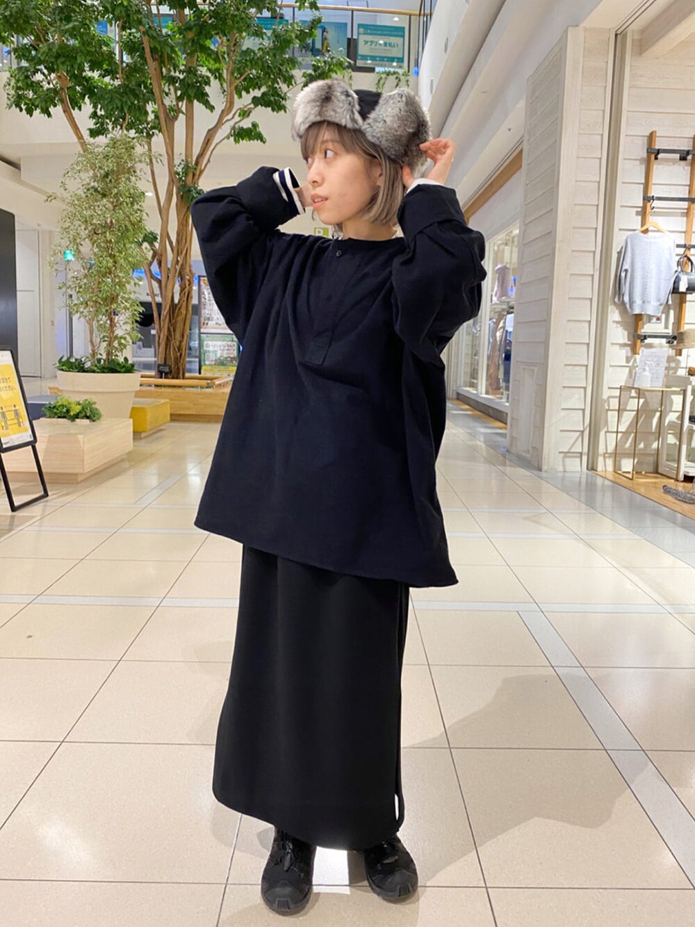 ブラック系のTシャツ/カットソー、ブラック系のスカート、ブラック系のキャップを着用したレディースの秋コーディネートの1枚目の写真