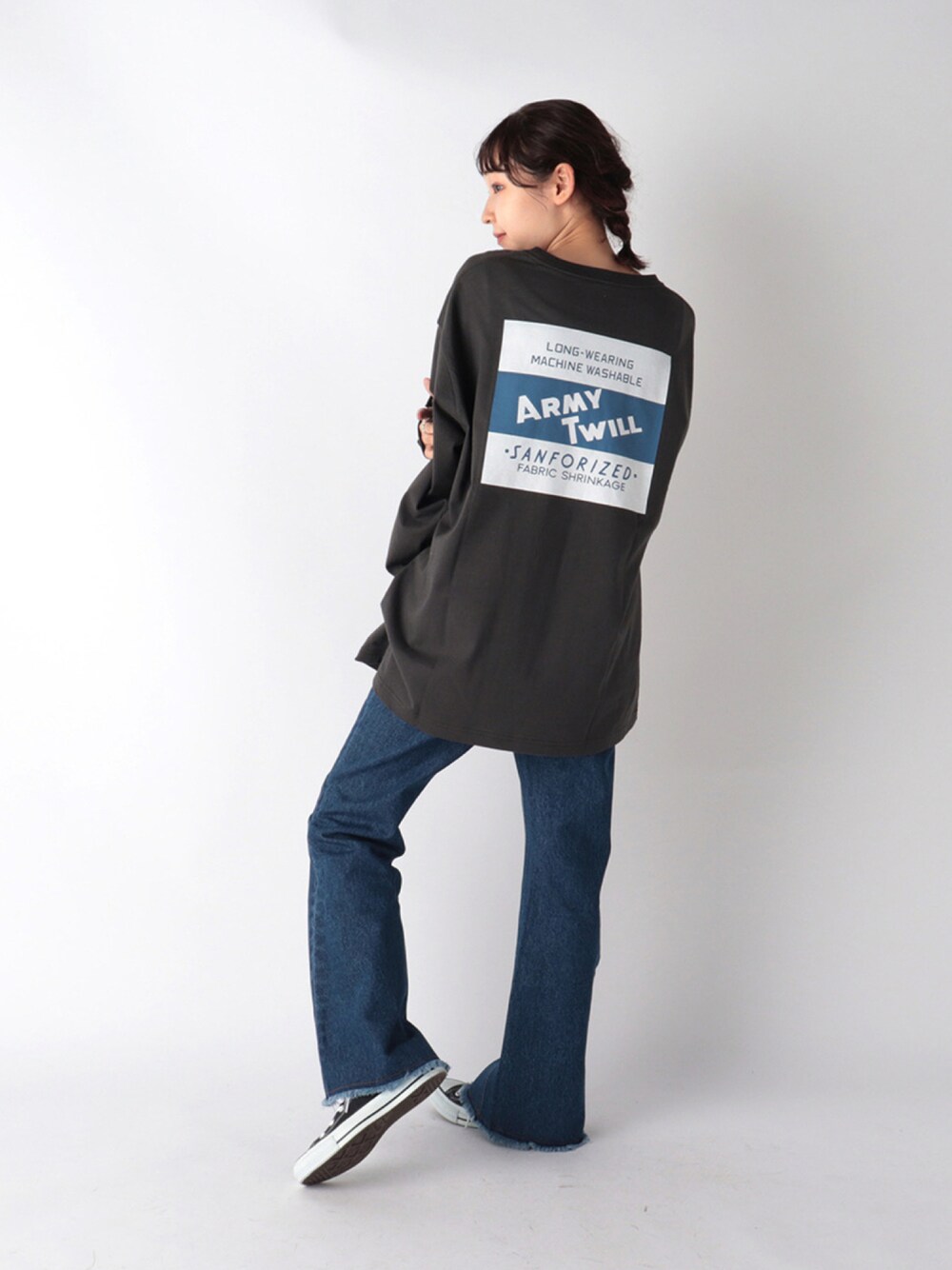「スニーカー、コンバース、ロンT、休日スタイル、FREDY&GLOSTER、プリントT、フレアパンツ、お散歩コーデ、バックプリント、ゆるコーデ、フレディアンドグロスター、秋服準備はじめました、ラブアンドピース2021」｜「CONVERSEのアイテム（スニーカー、ブラック系）」を使った、GLOSTER stylingさん（レディース・160cm）の秋コーディネートの1枚目の写真