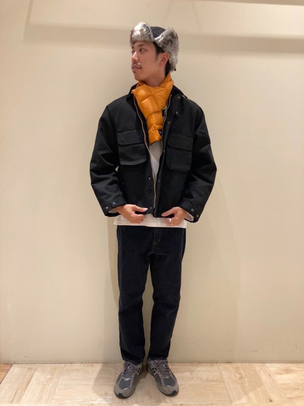 ブラック系のブルゾン、ホワイト系のTシャツ/カットソー、ブラック系のキャップを着用したメンズの秋コーディネートの1枚目の写真