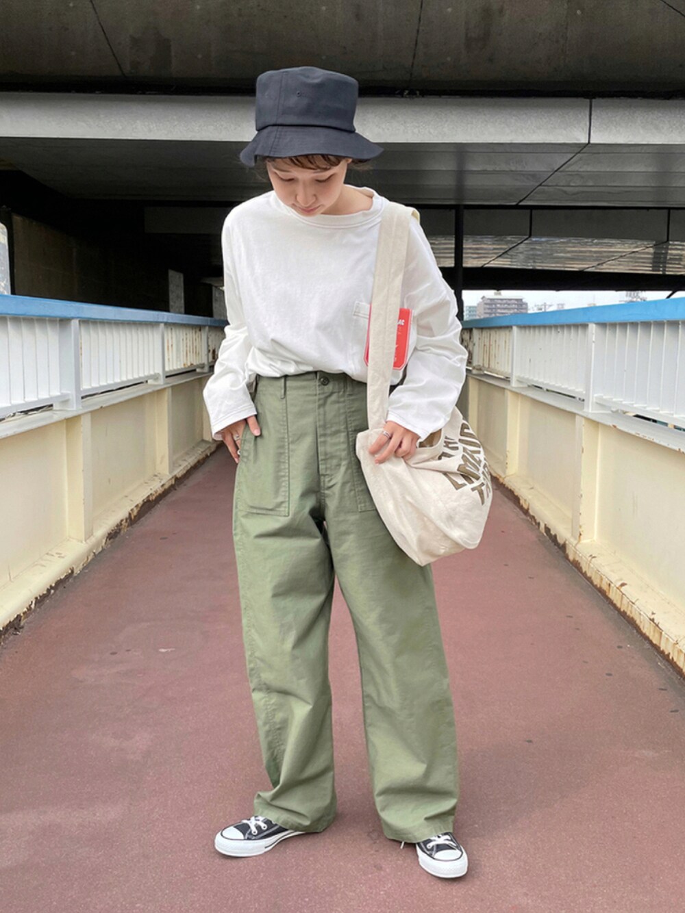 「バケットハット、バケットハット黒、フレディアンドグロスター、FREDY&GLOSTER、ロンT、カーキパンツ、メンズライク、メンズライクコーデ、ミリタリー、ペーパーバッグ」｜「FREDY MACの【FREDYMAC ”SUNDAY TOOLS WEAR”】コントラストステッチ ロングスリーブTシャツ（Tシャツ/カットソー、ホワイト系）」を使った、GLOSTER stylingさん（レディース・160cm）の夏コーディネートの1枚目の写真