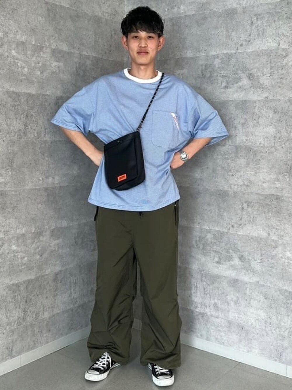 ホワイト系のTシャツ/カットソー、ブラック系のショルダーバッグ、グリーン系のその他パンツを着用したメンズの夏コーディネートの1枚目の写真