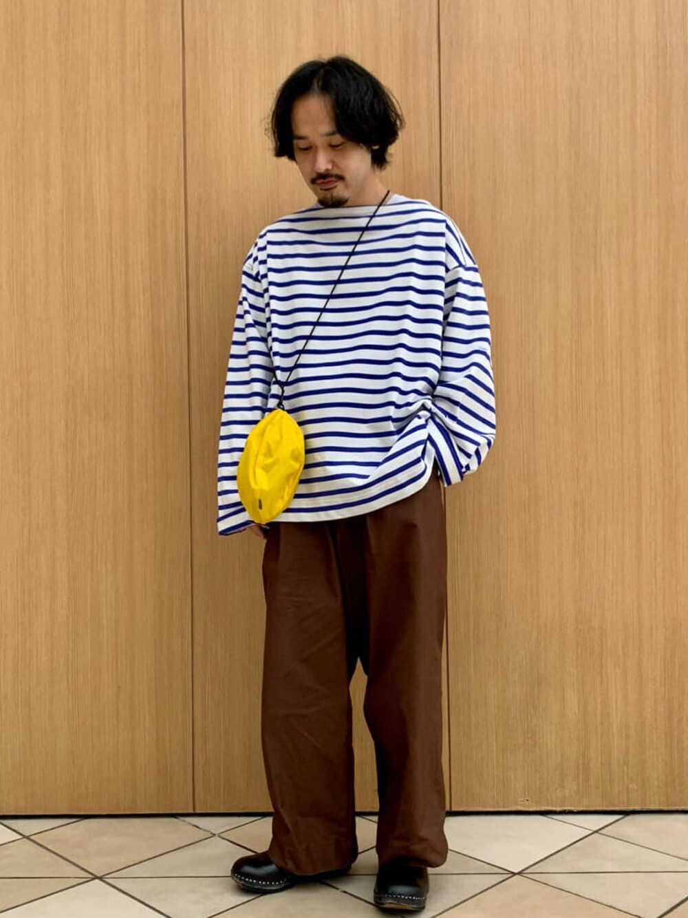 「フレディアンドグロスター、FREDY&GLOSTER、gloster、はじめましてコーデ、バスクシャツ、ボーダー、ミニバッグ、春コーデ、ロンT、イエロー、シンプルコーデ」｜「GLOSTERの【GLOSTER/グロスター】フレンチビッグバスク（Tシャツ/カットソー、ホワイト系）」を使った、GLOSTER stylingさん（メンズ・165cm）の春コーディネートの1枚目の写真