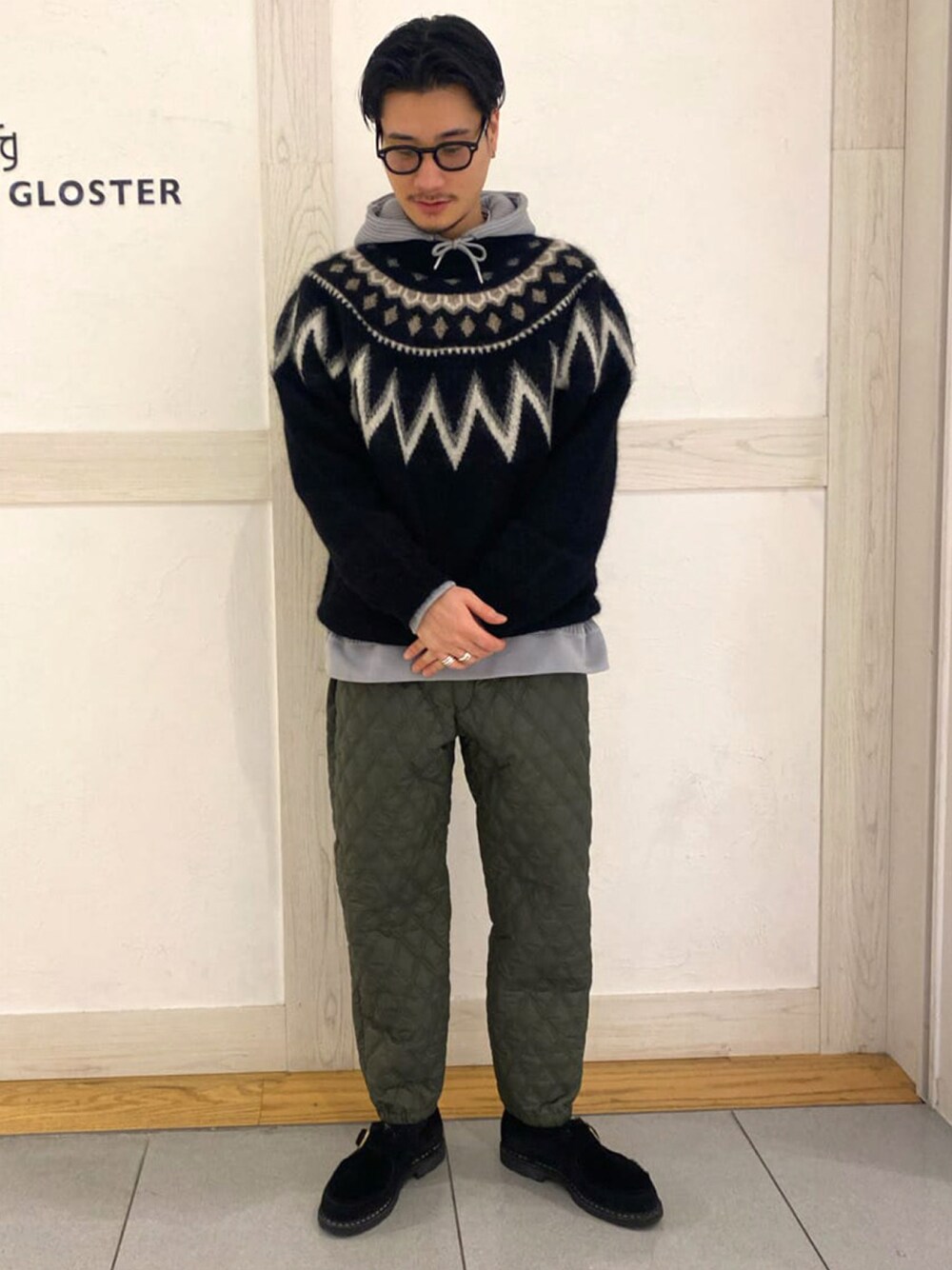 ブラック系のニット/セーター、グレー系のパーカー、グリーン系のその他パンツを着用したメンズの冬コーディネートの1枚目の写真