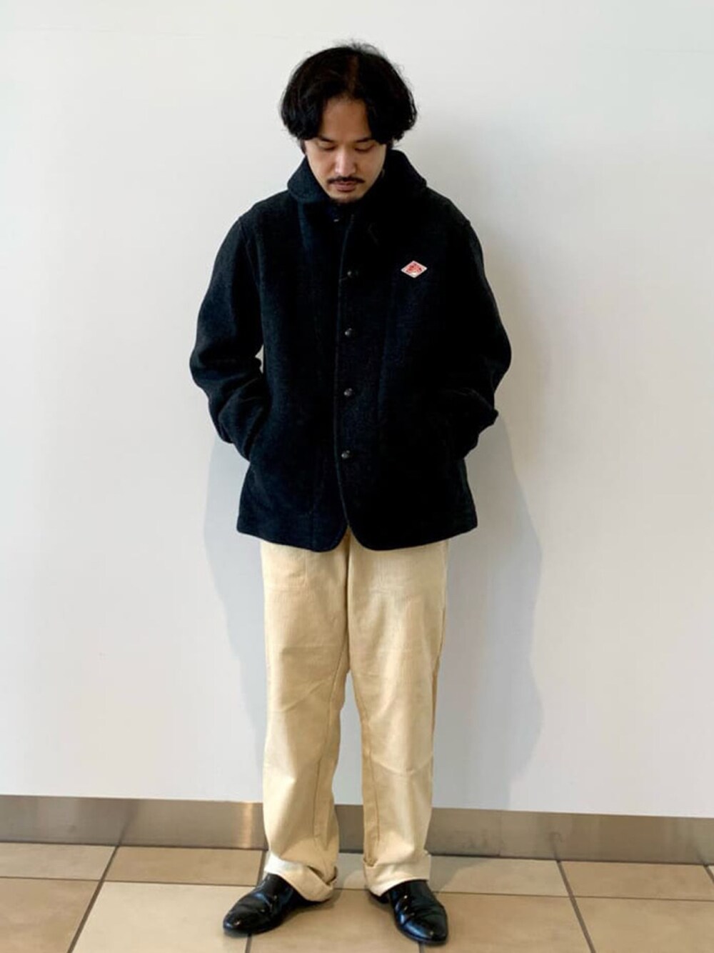 ブルー系のブルゾン、ホワイト系のTシャツ/カットソー、ホワイト系のその他パンツを着用したメンズの秋コーディネートの1枚目の写真