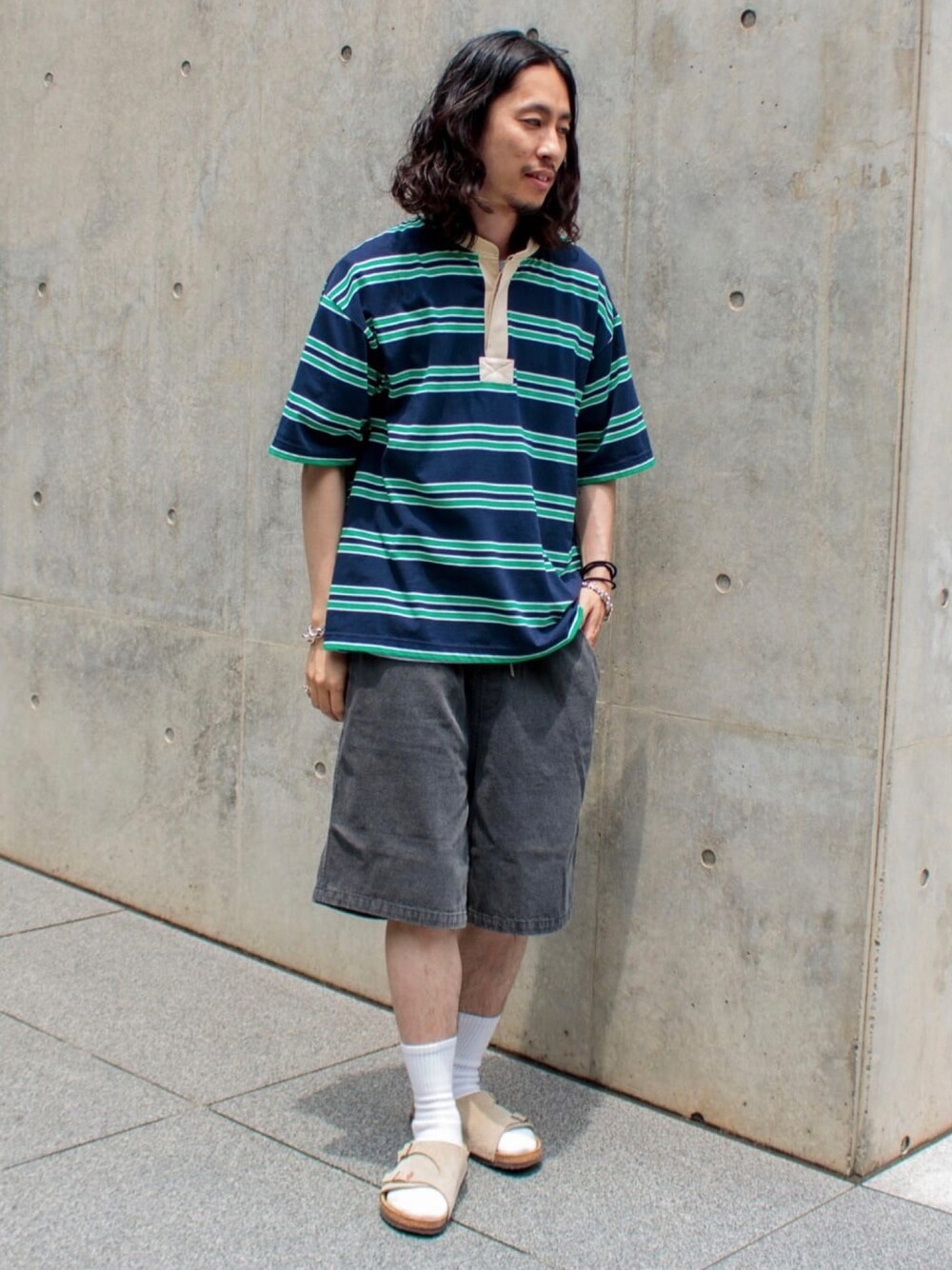 ブルー系のTシャツ/カットソー、グレー系のその他パンツを着用したメンズの夏コーディネートの1枚目の写真