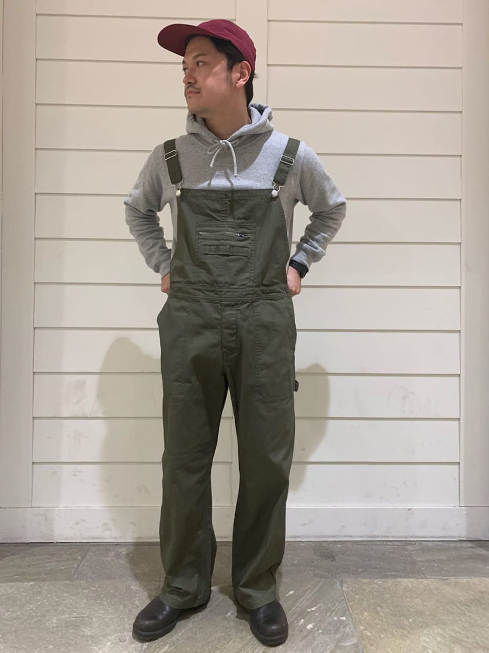 「フレディアンドグロスター、FREDY&GLOSTER、gloster、パーカー、オーバーオール、サロペット、キャップ、レイヤードスタイル、休日スタイル、休日コーデ、シンプルコーデ、シンプル」｜「GEVACOの【GEVACO/ゲバコ】オープンエンド裏毛フーディ（パーカー、グレー系）」を使った、GLOSTER stylingさん（メンズ・170cm）の冬コーディネートの1枚目の写真