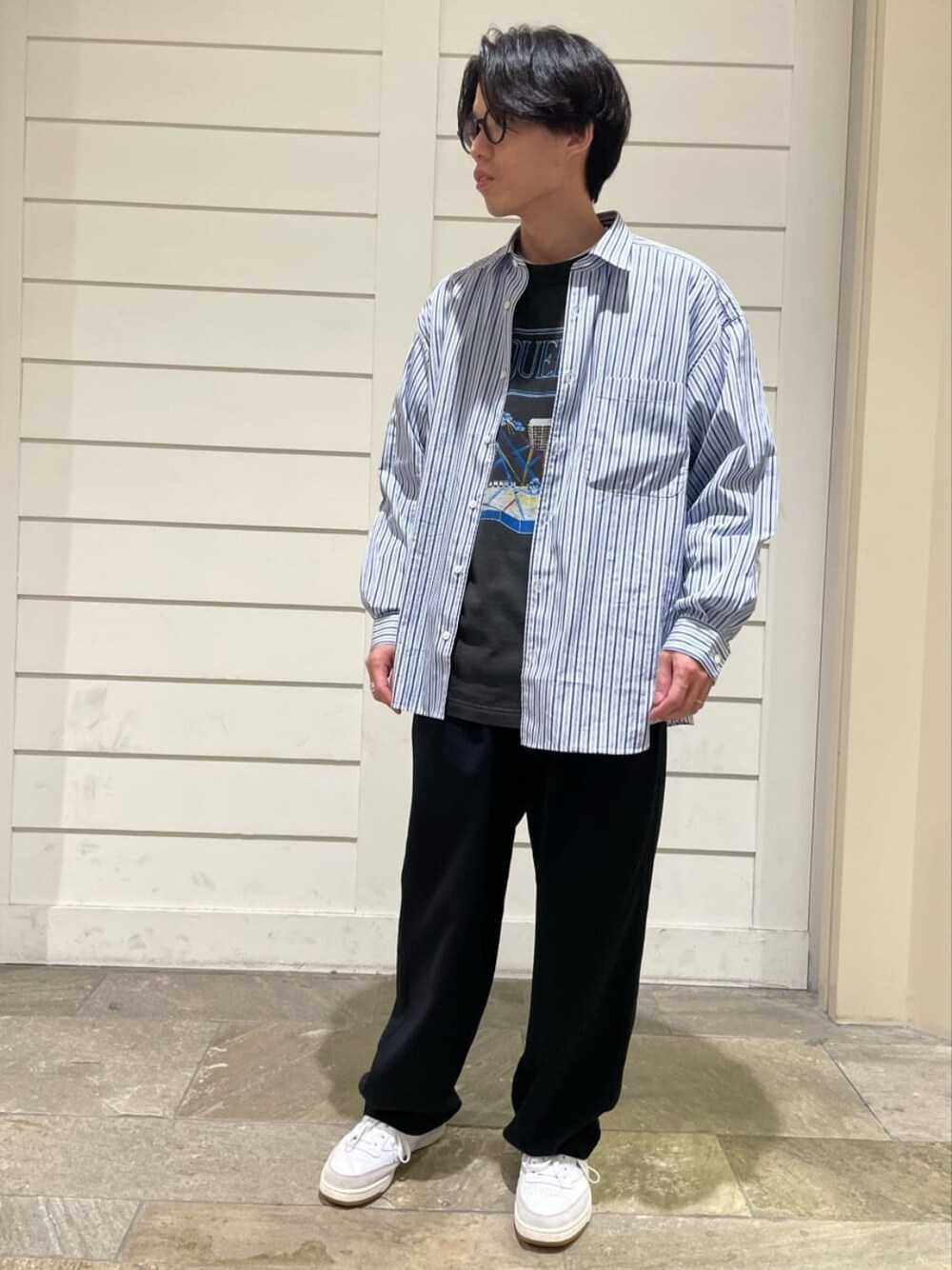 ホワイト系のシャツ/ブラウス、ブラック系のTシャツ/カットソーを着用したメンズの秋コーディネートの1枚目の写真