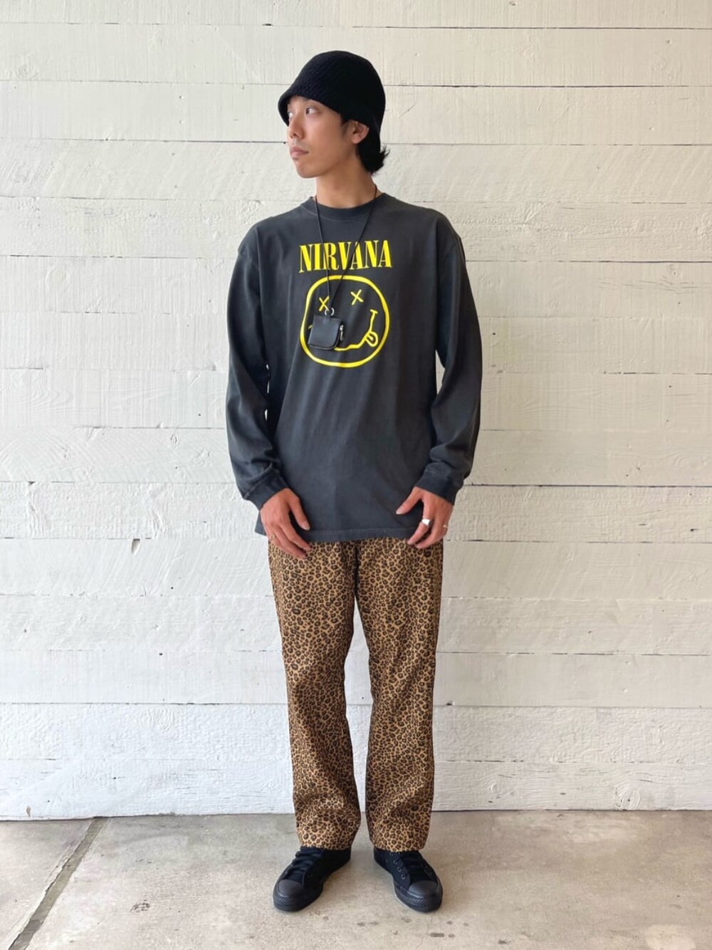 ブラック系のTシャツ/カットソー、ベージュ系のその他パンツ、ブラック系のハットを着用したメンズの秋コーディネートの1枚目の写真