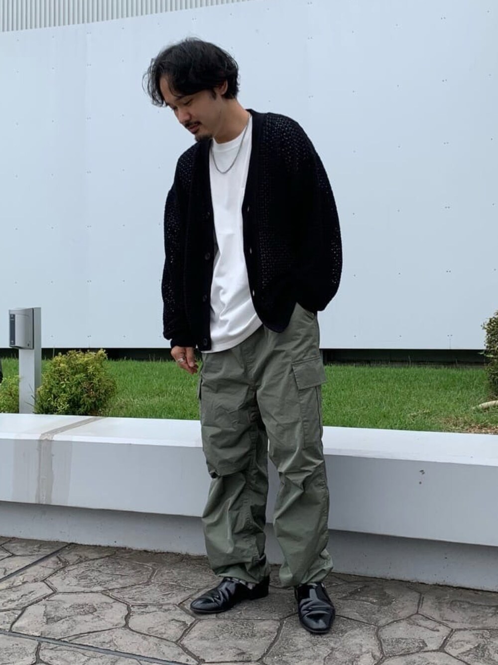 「カーディガン、ビッグシルエット、レイヤードスタイル、休日スタイル、FREDY&GLOSTER、シンプルコーデ、gloster、秋コーデ、フレディアンドグロスター、秋服準備はじめました」｜「GLOSTERの【GLOSTER/グロスター】クロシェライクカーディガン 透かし編みニット（カーディガン/ボレロ、ブラック系）」を使った、GLOSTER stylingさん（メンズ・165cm）の夏コーディネートの1枚目の写真