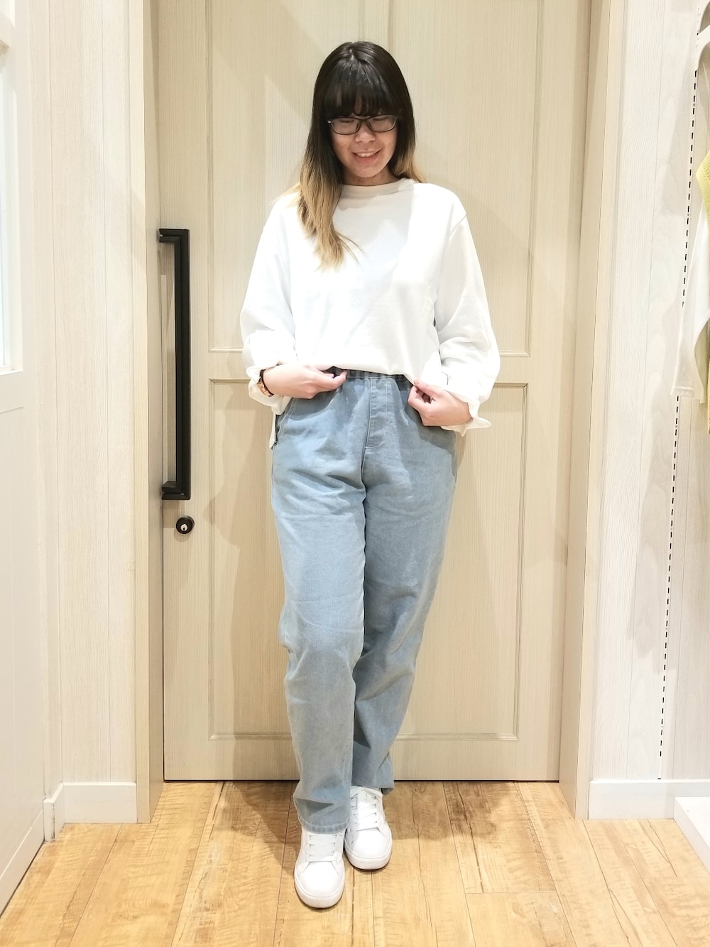 ホワイト系のTシャツ/カットソー、ブルー系のデニムパンツを着用したレディースの春コーディネートの2枚目の写真