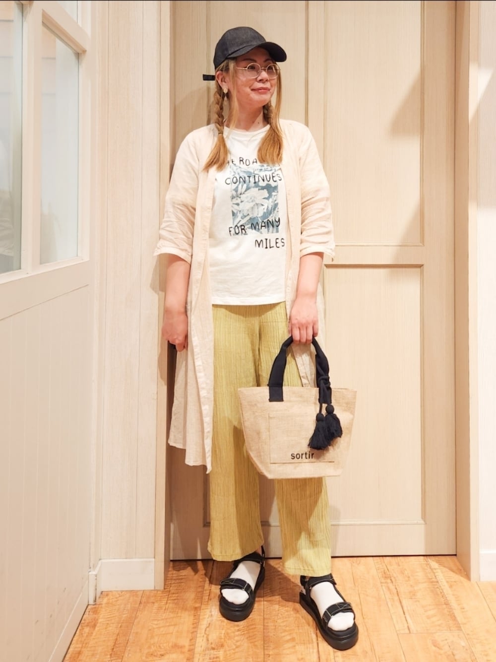 ベージュ系のワンピース、ホワイト系のTシャツ/カットソー、イエロー系のその他パンツを着用したレディースの夏コーディネートの1枚目の写真