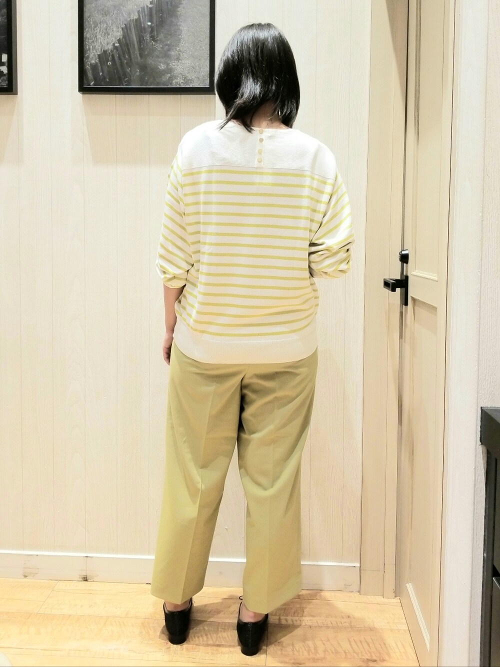 イエロー系のニット/セーター、イエロー系のその他パンツ、ベージュ系のトートバッグを着用したレディースの春コーディネートの3枚目の写真