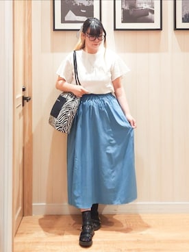 「SHOO・LA・RUE（シューラルー）の【柄が選べる】肩掛けしやすい キャンバストートバッグ（トートバッグ、ブラック系）」を使った、れーやんさん（レディース・168cm）の夏コーディネート