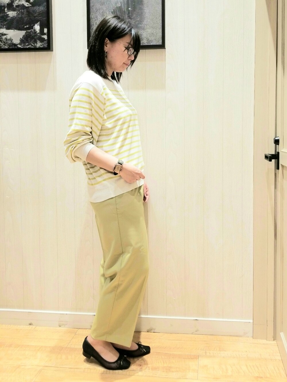 イエロー系のニット/セーター、イエロー系のその他パンツ、ベージュ系のトートバッグを着用したレディースの春コーディネートの2枚目の写真