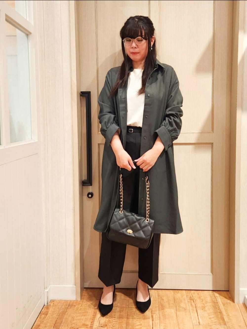 グリーン系のワンピース、ホワイト系のTシャツ/カットソー、ブラック系のその他パンツを着用したレディースの秋コーディネートの1枚目の写真