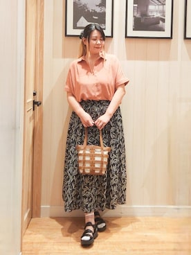 「SHOO・LA・RUE（シューラルー）の【ひんやり/洗濯後しわになりにくい/S-LL】着るだけでこなれ見え 二の腕も隠せるデザイン半袖シャツ（シャツ/ブラウス、オレンジ系）」を使った、れーやんさん（レディース・168cm）の夏コーディネート