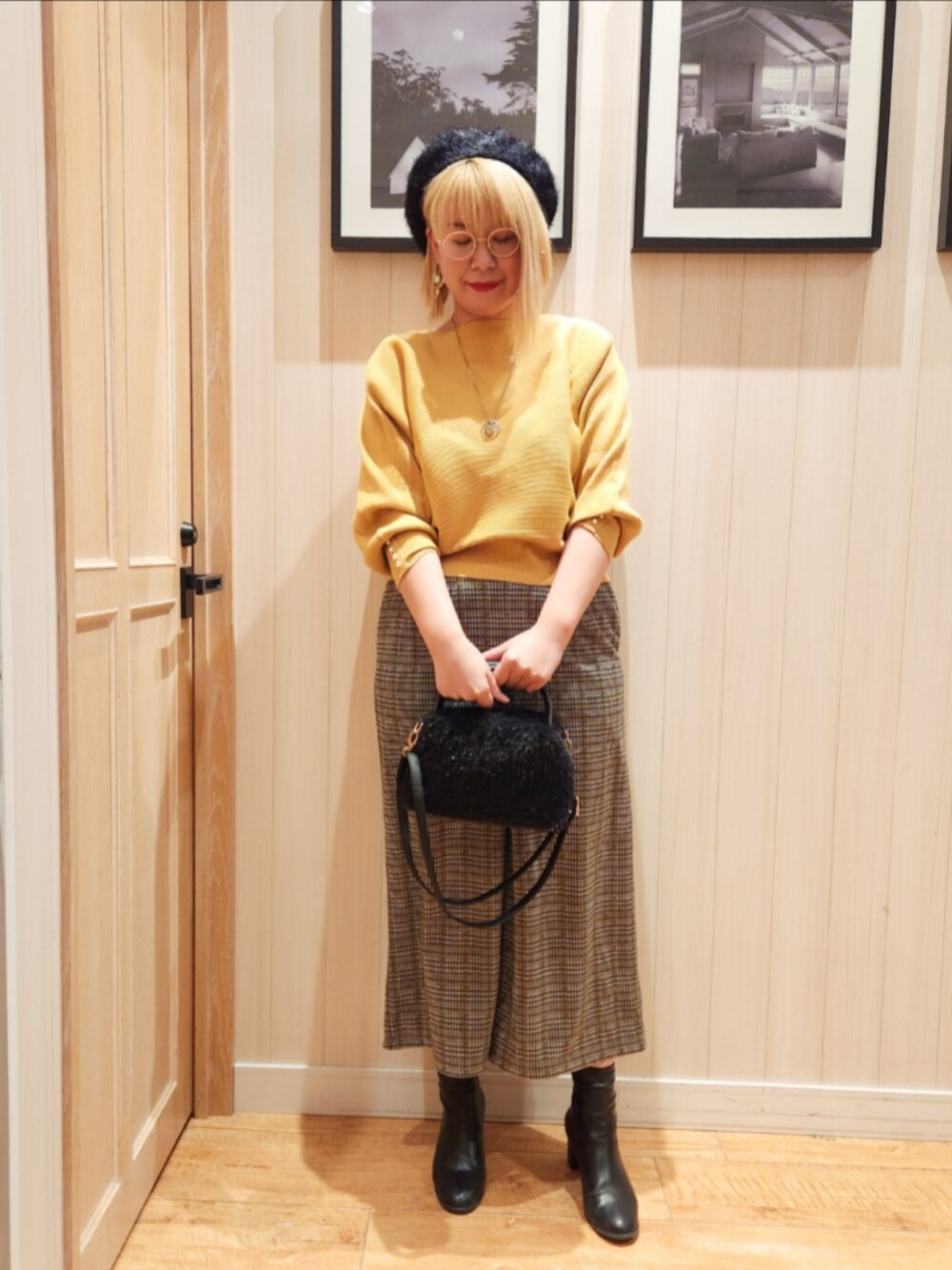 イエロー系のニット/セーター、ベージュ系のその他パンツ、ブラック系のブーツを着用したレディースの冬コーディネートの1枚目の写真