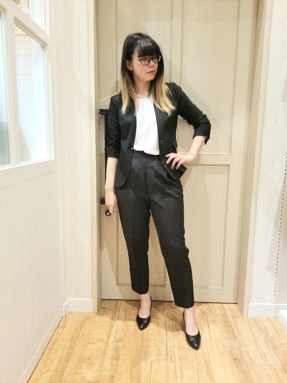 「ブラック、セレモニー、就活、テーパードパンツ、センタープレス、ブラウス、ウエストマーク、パンプス、マザーニーズ、シューラルー」｜「DRESKIPの【S-LL】フロントタックブラウス（シャツ/ブラウス、ホワイト系）」を使った、れーやんさん（レディース・167cm）の冬コーディネートの1枚目の写真