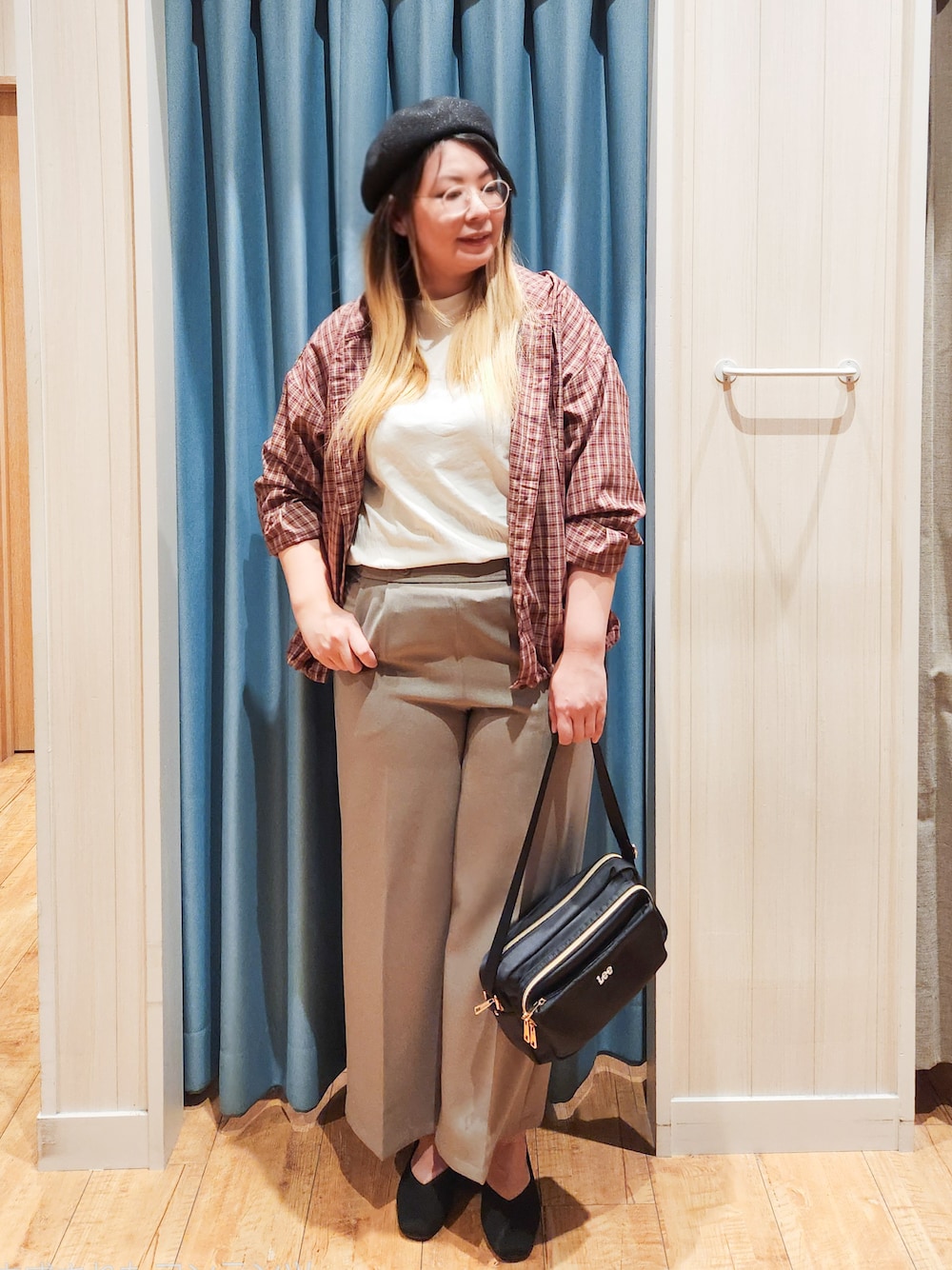 レッド系のシャツ/ブラウス、ホワイト系のTシャツ/カットソー、ベージュ系のその他パンツを着用したレディースの秋コーディネートの1枚目の写真