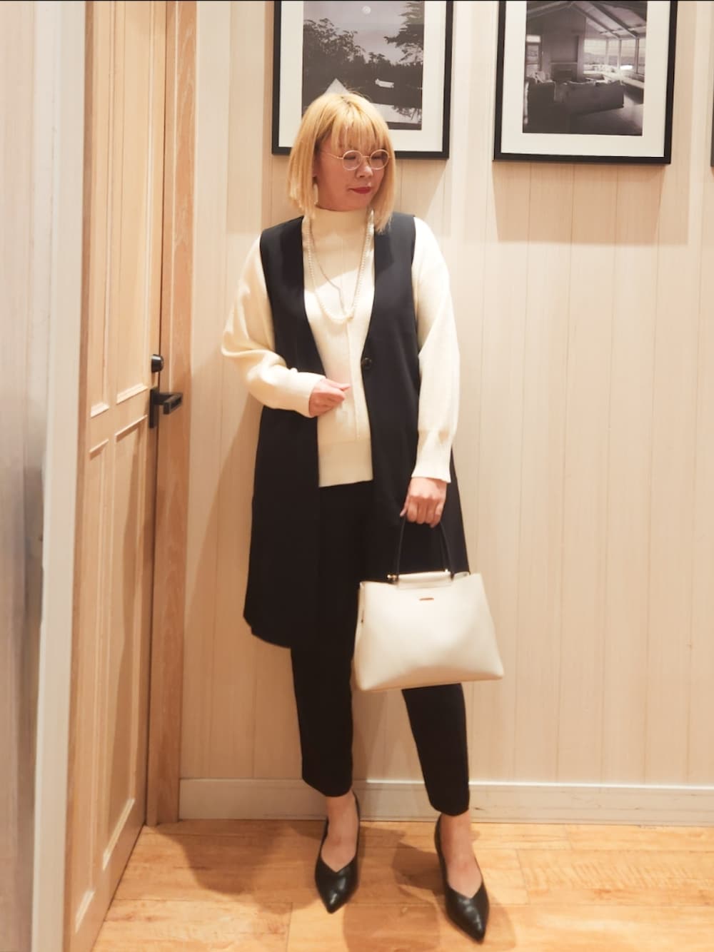 「テーパードパンツ、冬コーデ、モノトーン、大人コーデ、ジレ、きれいめカジュアル、オフィスカジュアル、お仕事コーデ、新生活、シューラルー」｜「SHOO・LA・RUEの【洗える/S-3L/セットアップ可】セレモニーや通勤にも カットジョーゼット ジレ（ベスト、ブラック系）」を使った、れーやんさん（レディース・167cm）の冬コーディネートの1枚目の写真