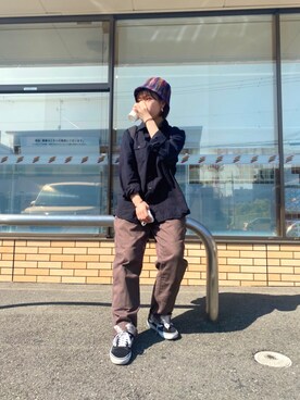 デニムパンツを使った 黒シャツ のレディース人気ファッションコーディネート Wear