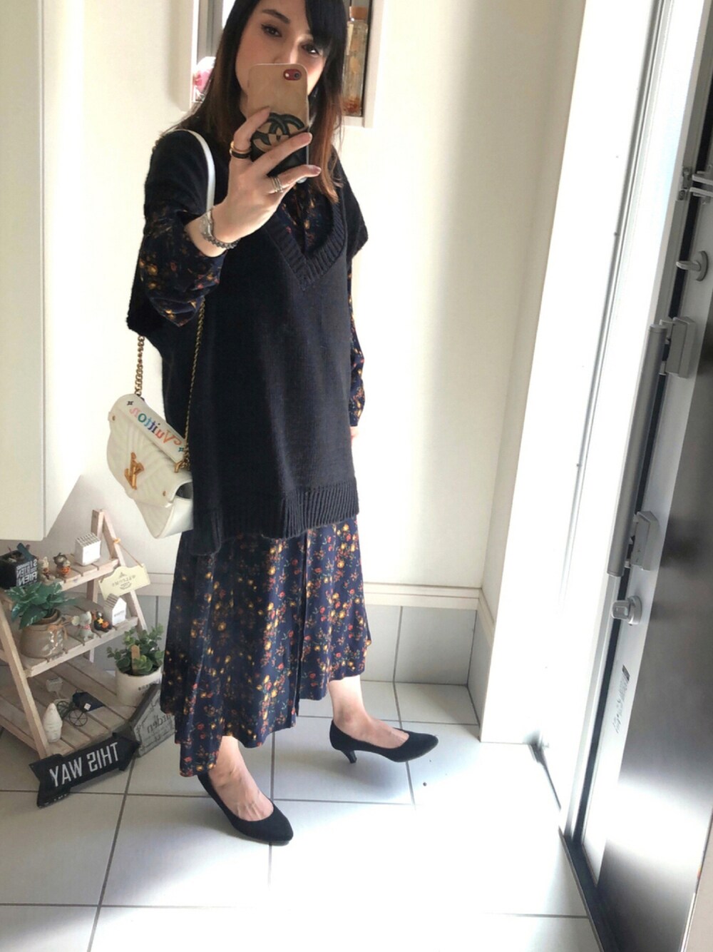 「ワンピース、ワントーンコーデ、UNIQLO、大人カジュアル、ワンピーススタイル、ローリーズファーム、ローリーズファーム(LOWRYS FARM)、オトナ女子、おとなコーデ」｜「CHANELのアイテム（スマホケース/カバー、ブラウン系）」を使った、kiriさん（レディース・160cm）の秋コーディネートの1枚目の写真