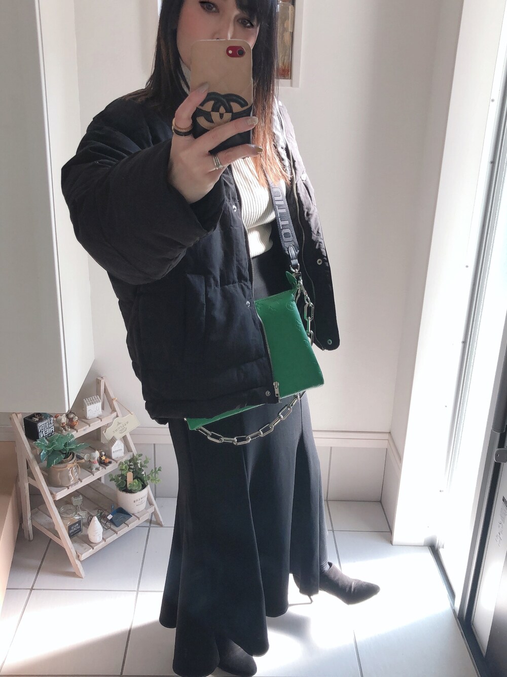 「ローリーズファーム(LOWRYS FARM)、ローリーズファーム、大人コーデ、大人カジュアル、オトナカジュアル、オトナ女子、マーメイドスカート、マーメイド、モノトーンコーデ」｜「CHANELのアイテム（スマホケース/カバー、ブラウン系）」を使った、kiriさん（レディース・160cm）の冬コーディネートの1枚目の写真