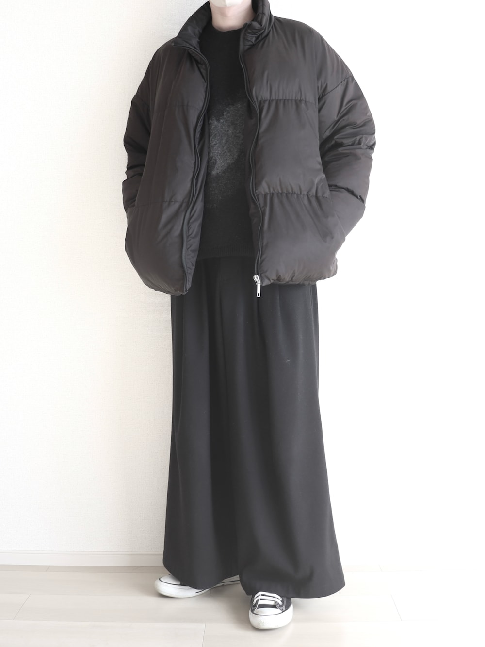 ブラック系のスラックス、ブラック系のスニーカー、ブラック系のニット/セーターを着用したメンズの秋コーディネートの1枚目の写真