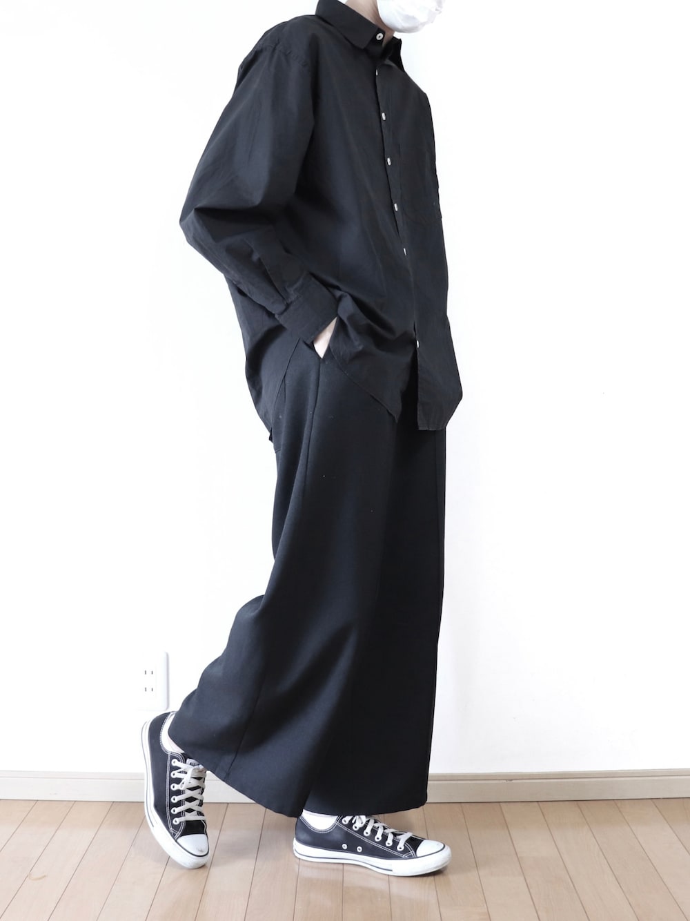 ブラック系のシャツ/ブラウス、ブラック系のスラックス、ブラック系のスニーカーを着用したメンズの春コーディネートの1枚目の写真