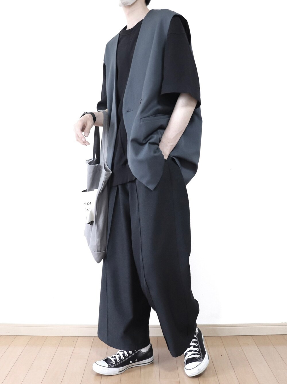 ブルー系のベスト、ブラック系のTシャツ/カットソー、ブラック系のスラックスを着用したメンズの夏コーディネートの1枚目の写真