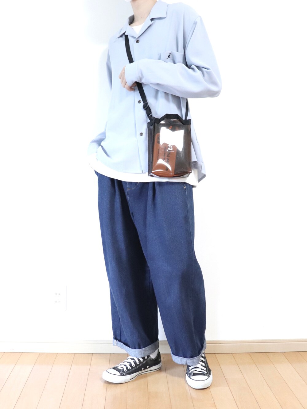 「秋コーデ、シンプルコーデ、シンプル、シャツスタイル、ショルダーバッグ、ゆるコーデ、コンバース、KANGOL、ワイドパンツ、オープンカラーシャツ」｜「MONO-MARTのワイドテーパードバルーンデニムパンツ(10oz DENIM)（デニムパンツ、ブルー系）」を使った、Yuiさん（メンズ・168cm）の秋コーディネートの1枚目の写真