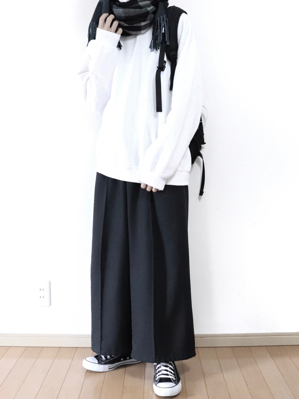 「春服デビュー宣言、シンプル、シンプルコーデ、ゆるコーデ、スウェット、秋冬コーデ、春コーデ、ワイドパンツ、マフラー、コンバース、モノトーン、プチプラ、リュック、きれいめカジュアル、remer」｜「GILDANのギルダン USAオーバーサイズ ロングスリーブプルオーバークルースウェット(裏起毛)（スウェット、ホワイト系）」を使った、Yuiさん（メンズ・168cm）の春コーディネートの1枚目の写真