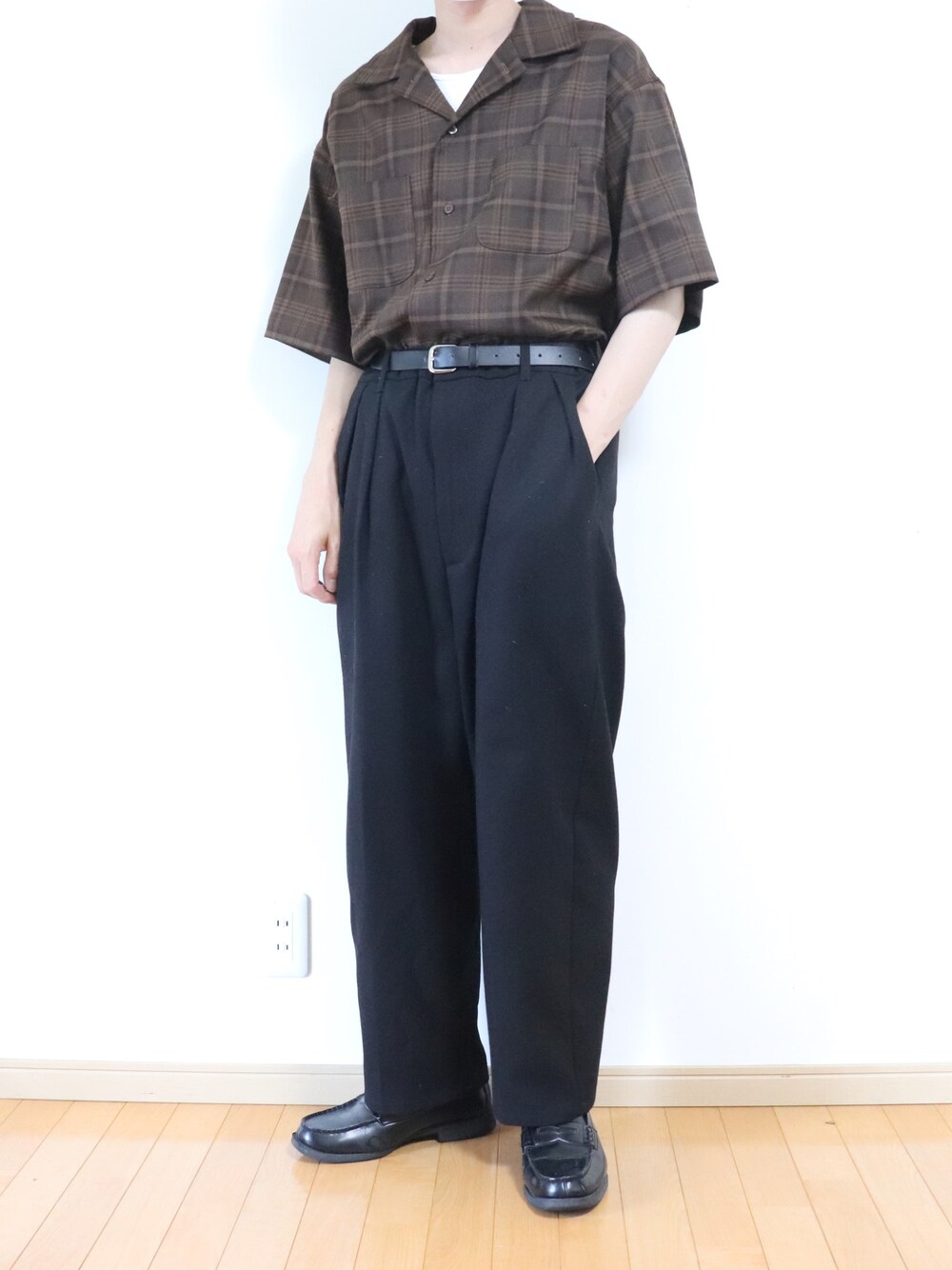 ブラック系のその他パンツ、ブラウン系のシャツ/ブラウスを着用したメンズの夏コーディネートの1枚目の写真